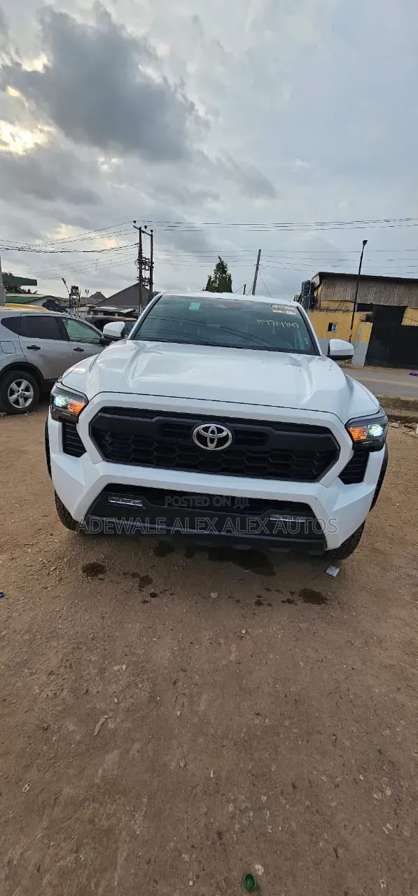 Toyota Tacoma 2024 White