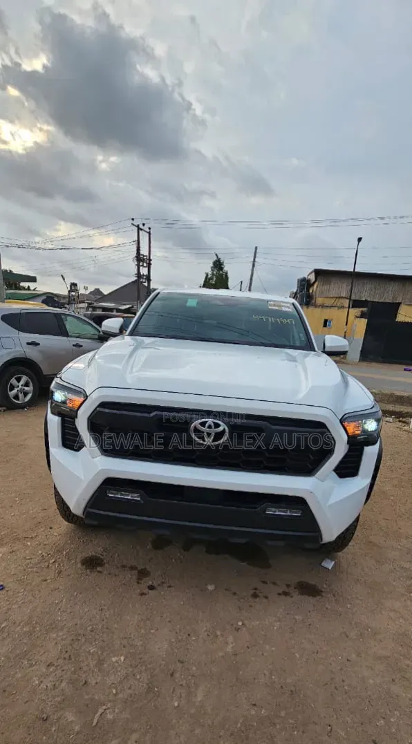 Toyota Tacoma 2024 White