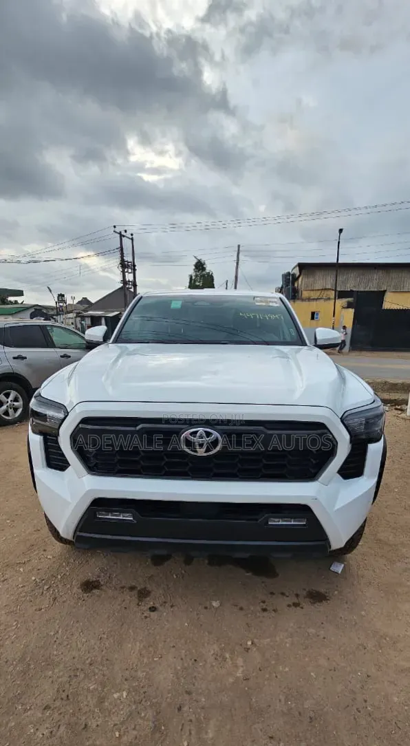 Toyota Tacoma 2024 White