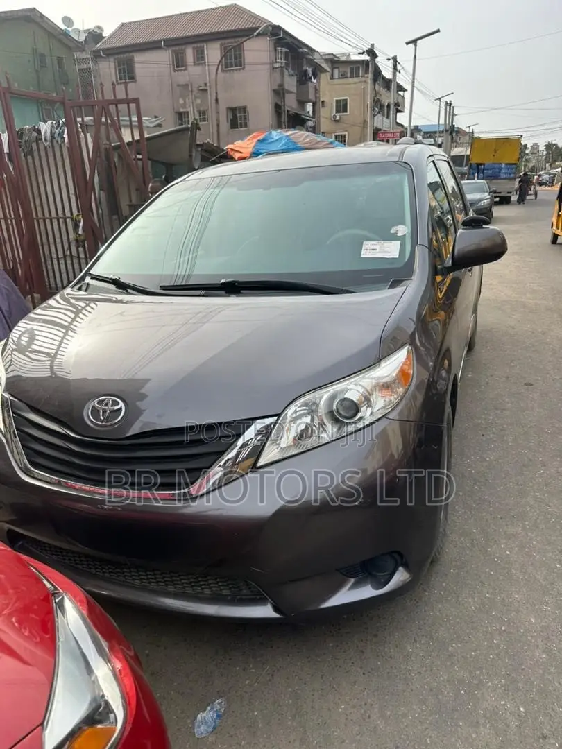 Toyota Sienna LE 7-Passenger 4dr Minivan AWD (3.5L 6cyl 6A) 2014 Gray