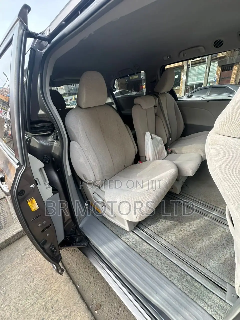 Toyota Sienna LE 7-Passenger 4dr Minivan AWD (3.5L 6cyl 6A) 2014 Gray