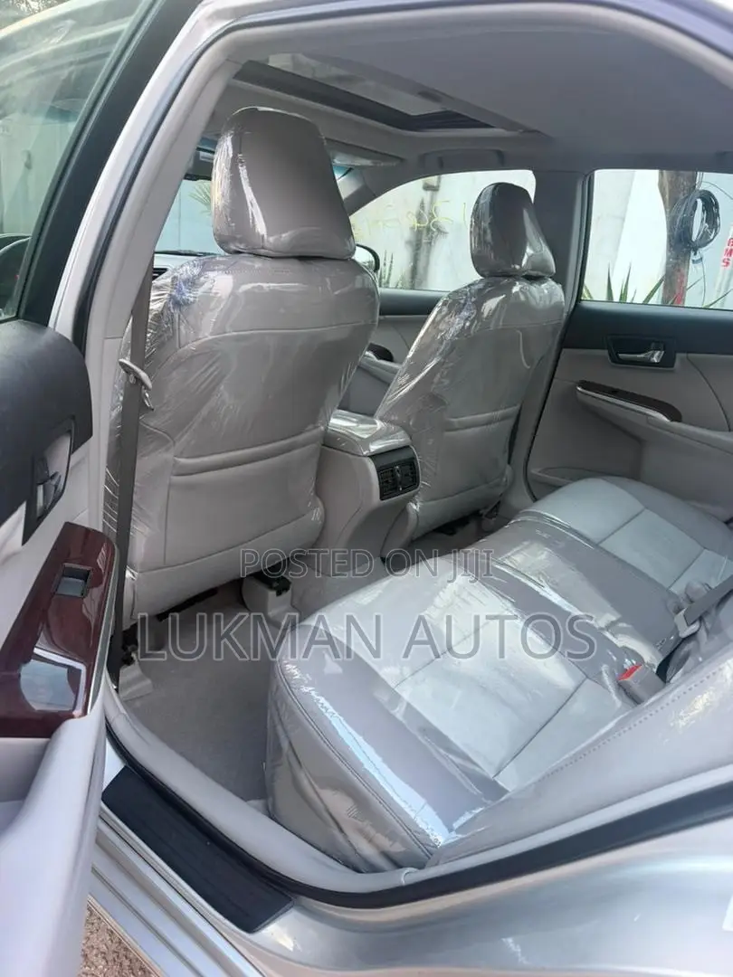 Toyota Camry XLE 4dr Sedan (2.5L 4cyl 6A) 2012 Silver