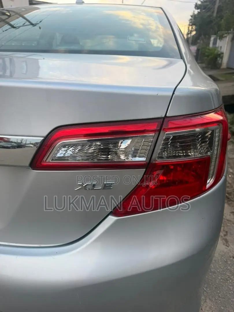 Toyota Camry XLE 4dr Sedan (2.5L 4cyl 6A) 2012 Silver
