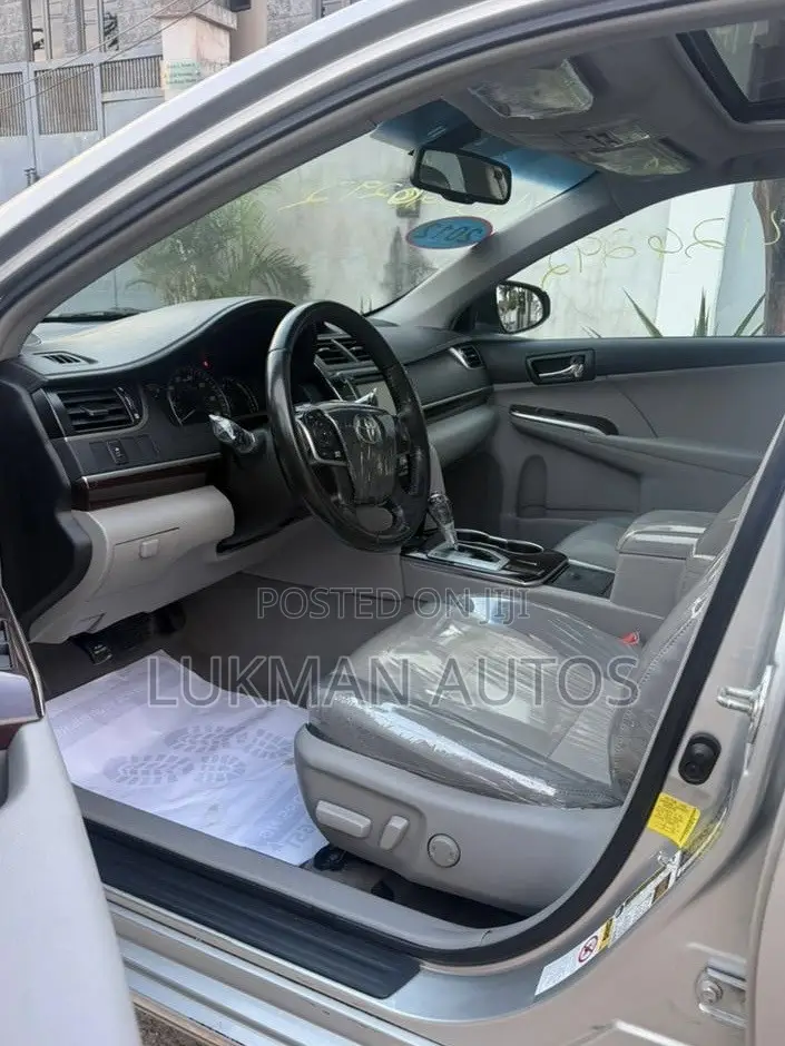 Toyota Camry XLE 4dr Sedan (2.5L 4cyl 6A) 2012 Silver