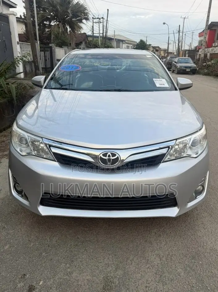 Toyota Camry XLE 4dr Sedan (2.5L 4cyl 6A) 2012 Silver