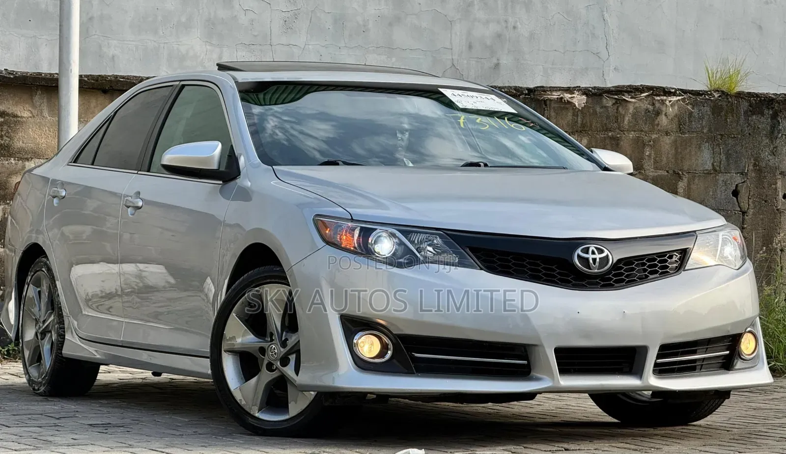 Toyota Camry XLE V6 4dr Sedan (3.5L 6cyl 6A) 2013 Silver