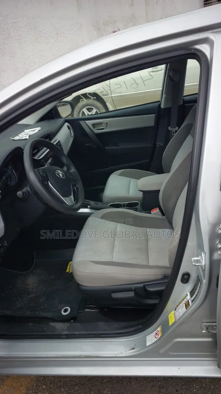 Toyota Corolla LE (1.8L 4cyl 2A) 2018 Silver