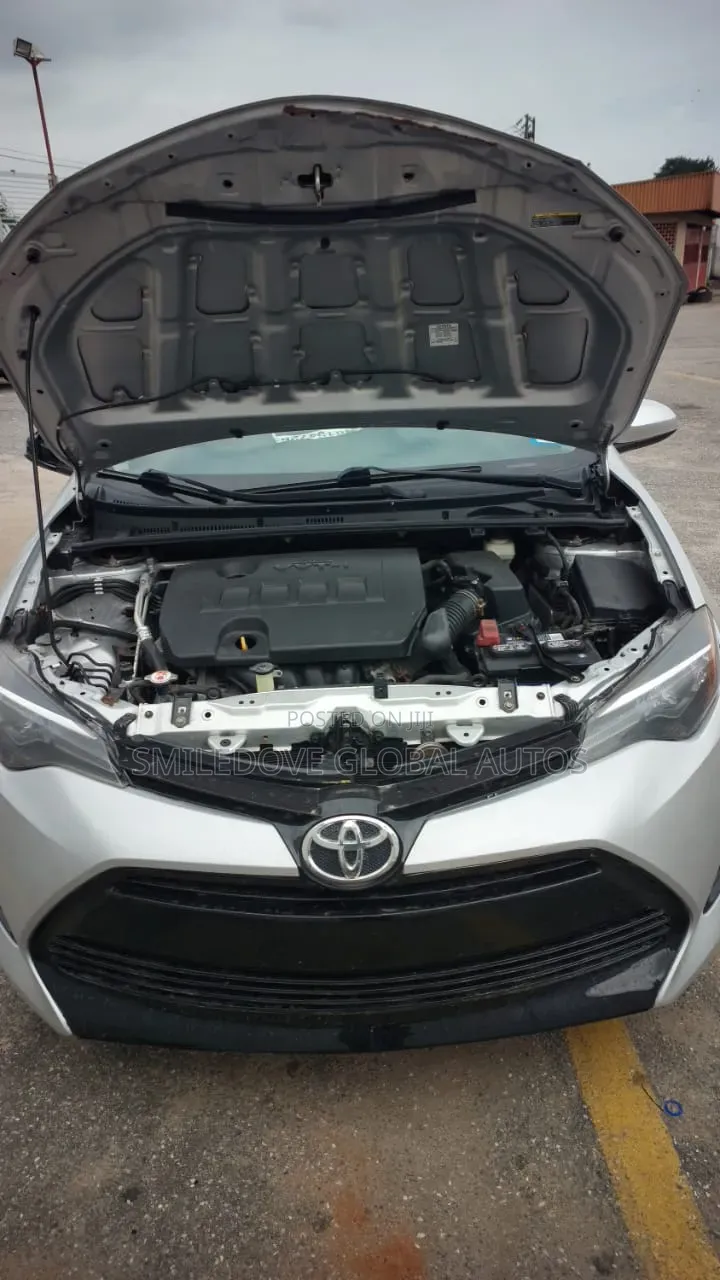 Toyota Corolla LE (1.8L 4cyl 2A) 2018 Silver