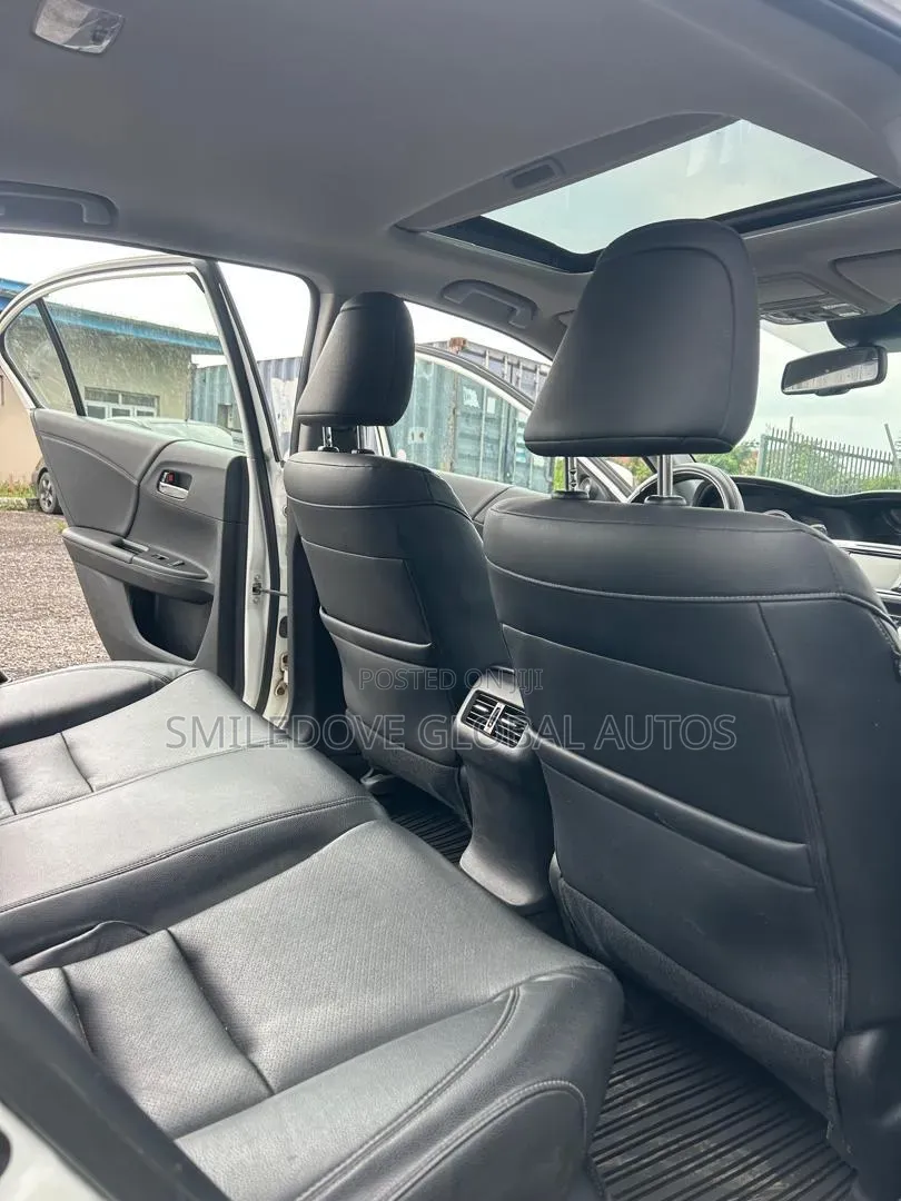 Toyota Corolla LE (1.8L 4cyl 2A) 2018 Silver