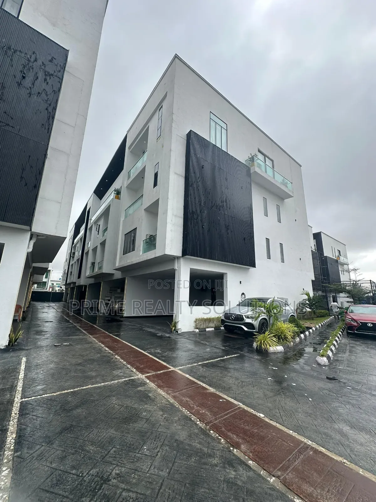 Furnished 4bdrm Penthouse in Lekki Phase 1 for sale
