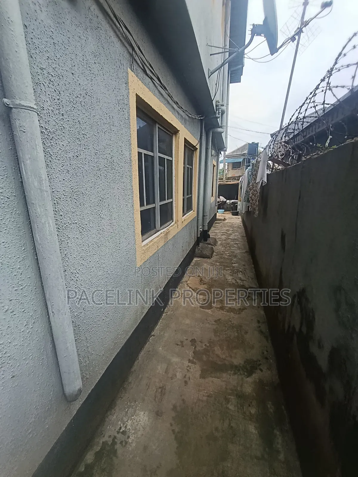 8bdrm Block of Flats in Ayobo for sale
