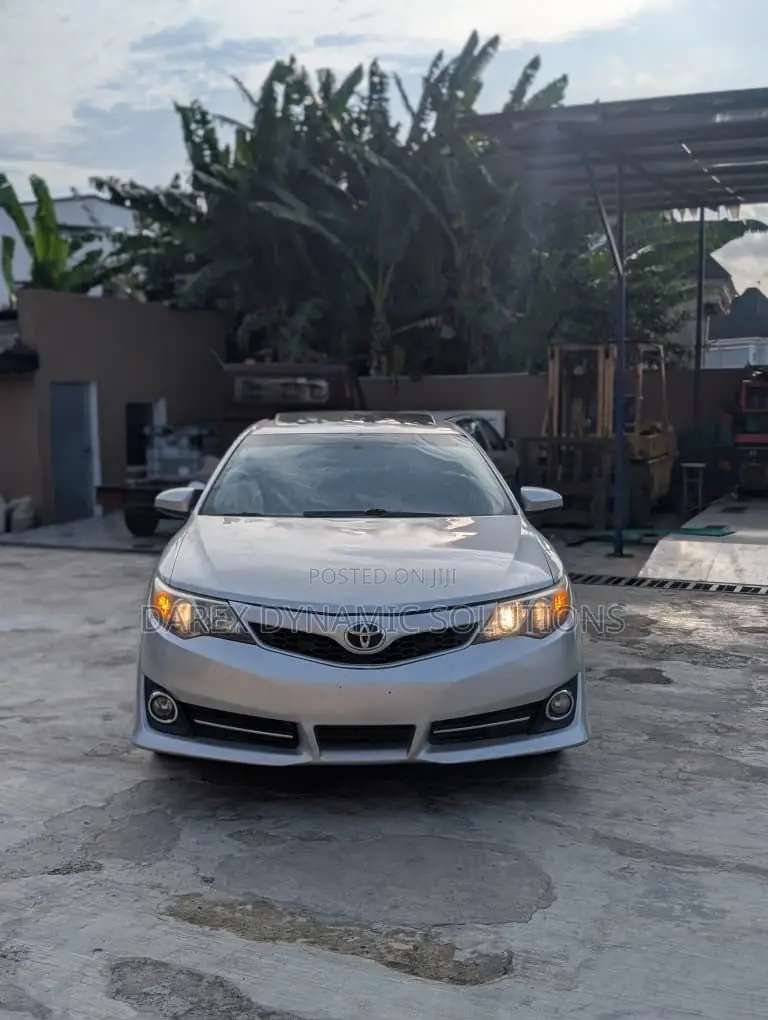 Toyota Camry SE 4dr Sedan (2.5L 4cyl 6A) 2013 Silver