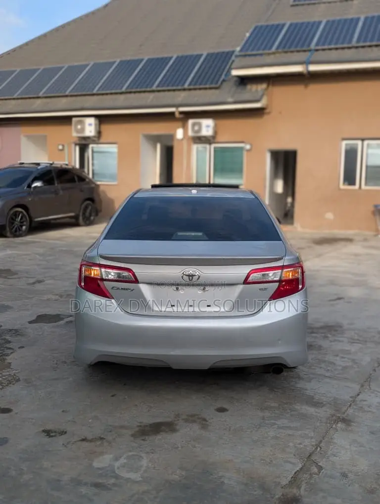 Toyota Camry SE 4dr Sedan (2.5L 4cyl 6A) 2013 Silver