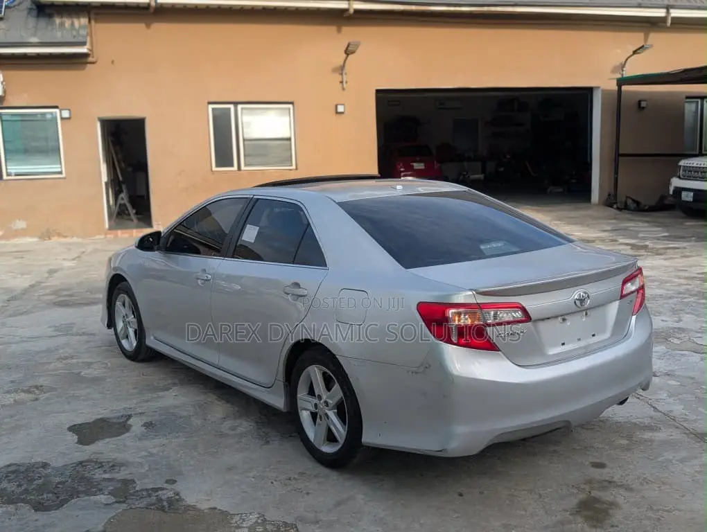 Toyota Camry SE 4dr Sedan (2.5L 4cyl 6A) 2013 Silver