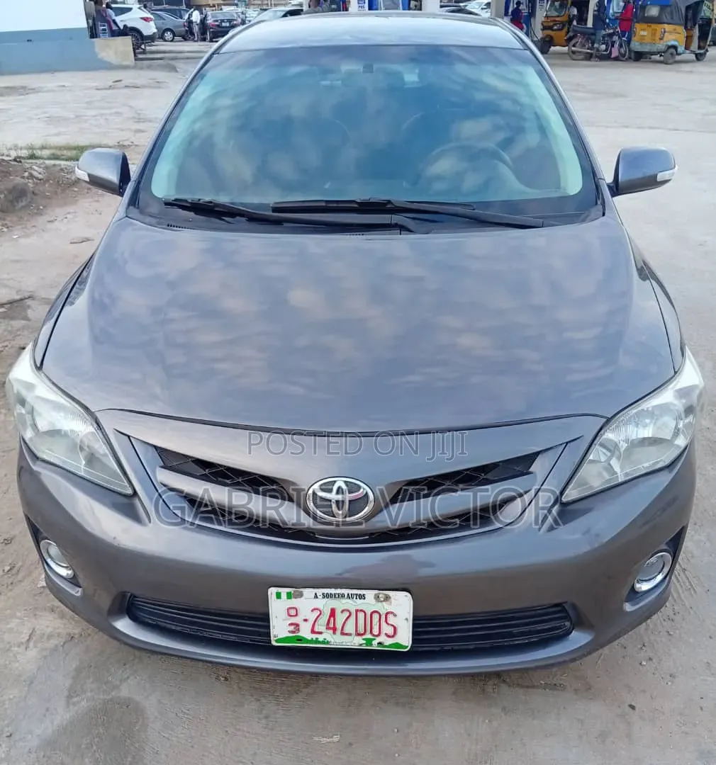 Toyota Corolla LE 4dr Sedan (1.8L 4cyl 4A) 2013 Gray