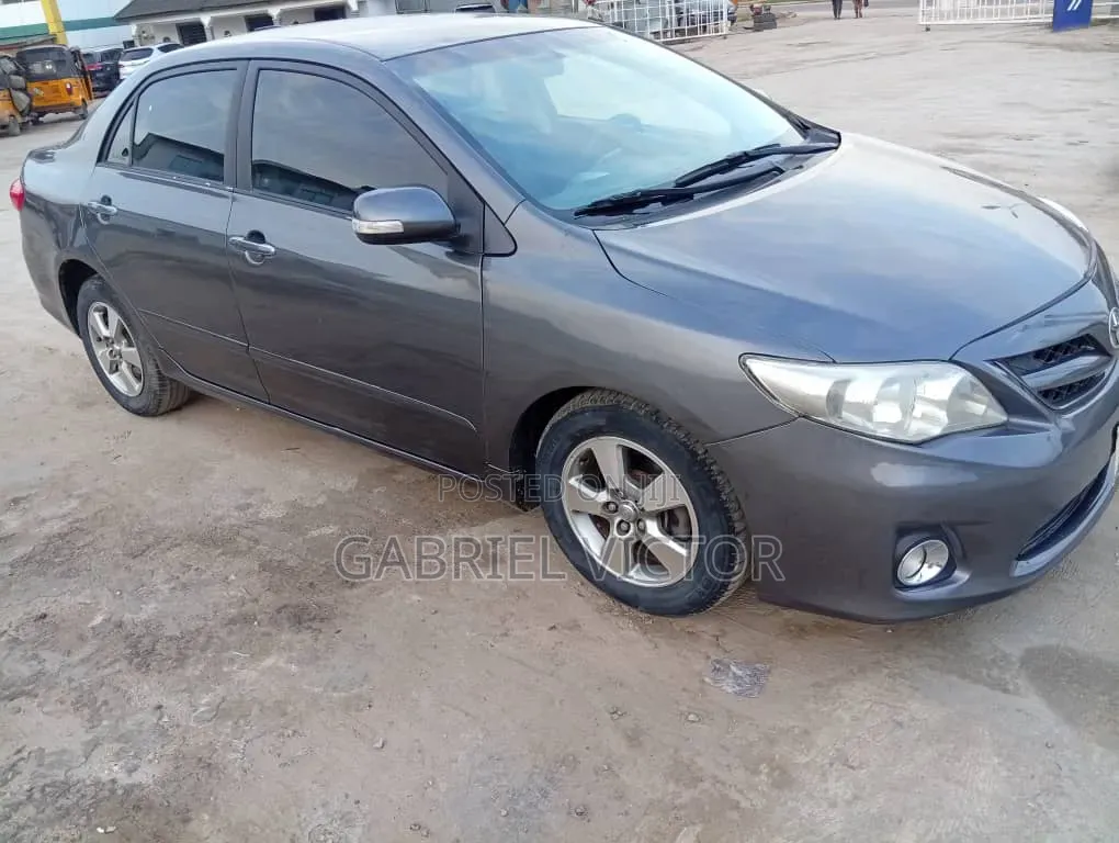 Toyota Corolla LE 4dr Sedan (1.8L 4cyl 4A) 2013 Gray