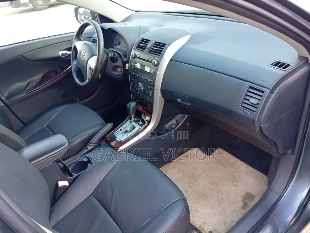 Toyota Corolla LE 4dr Sedan (1.8L 4cyl 4A) 2013 Gray