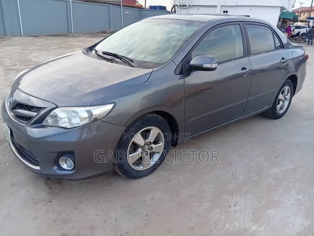 Toyota Corolla LE 4dr Sedan (1.8L 4cyl 4A) 2013 Gray