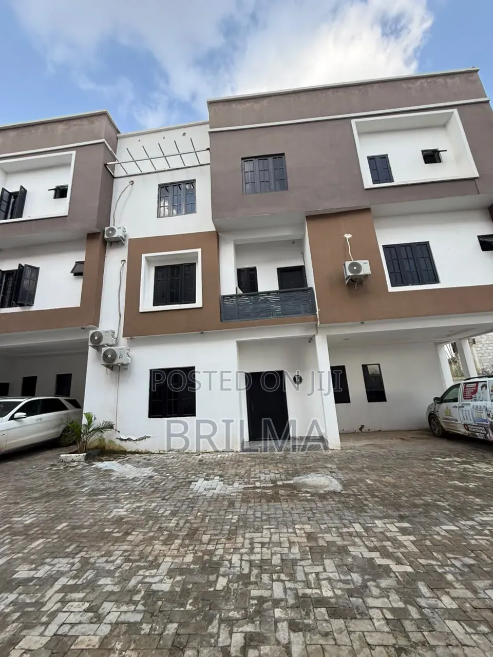 5bdrm Duplex in Guzape District for sale