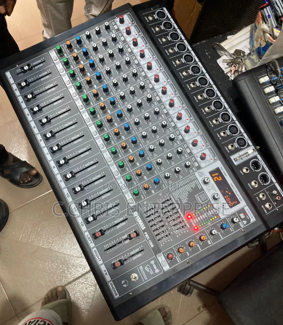 Powered Mixer 12 Channels Yamaha