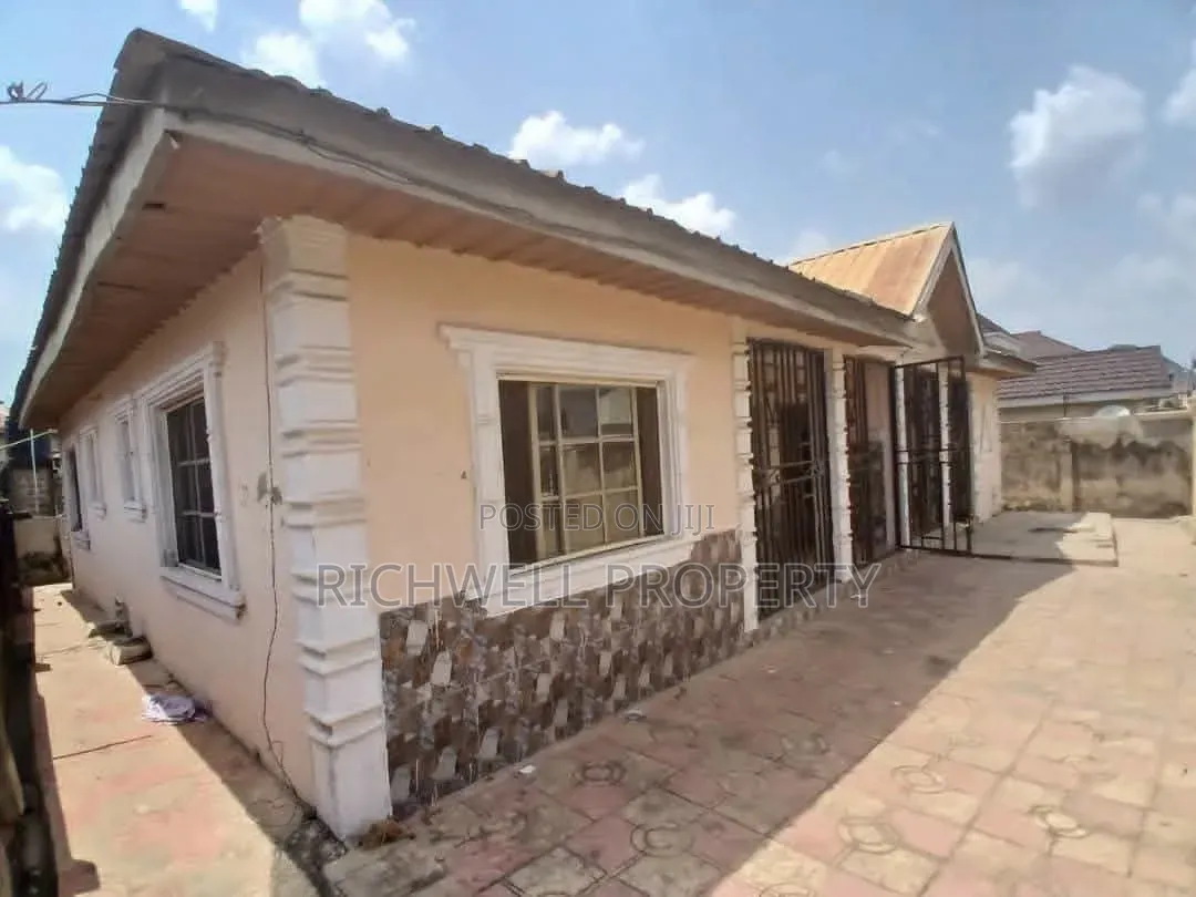 3bdrm Bungalow in Akoto Elebu Ibadan, Akala Express for sale