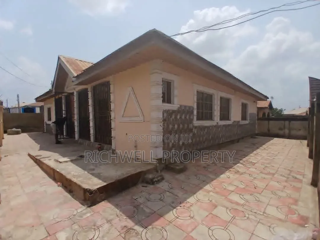 3bdrm Bungalow in Akoto Elebu Ibadan, Akala Express for sale