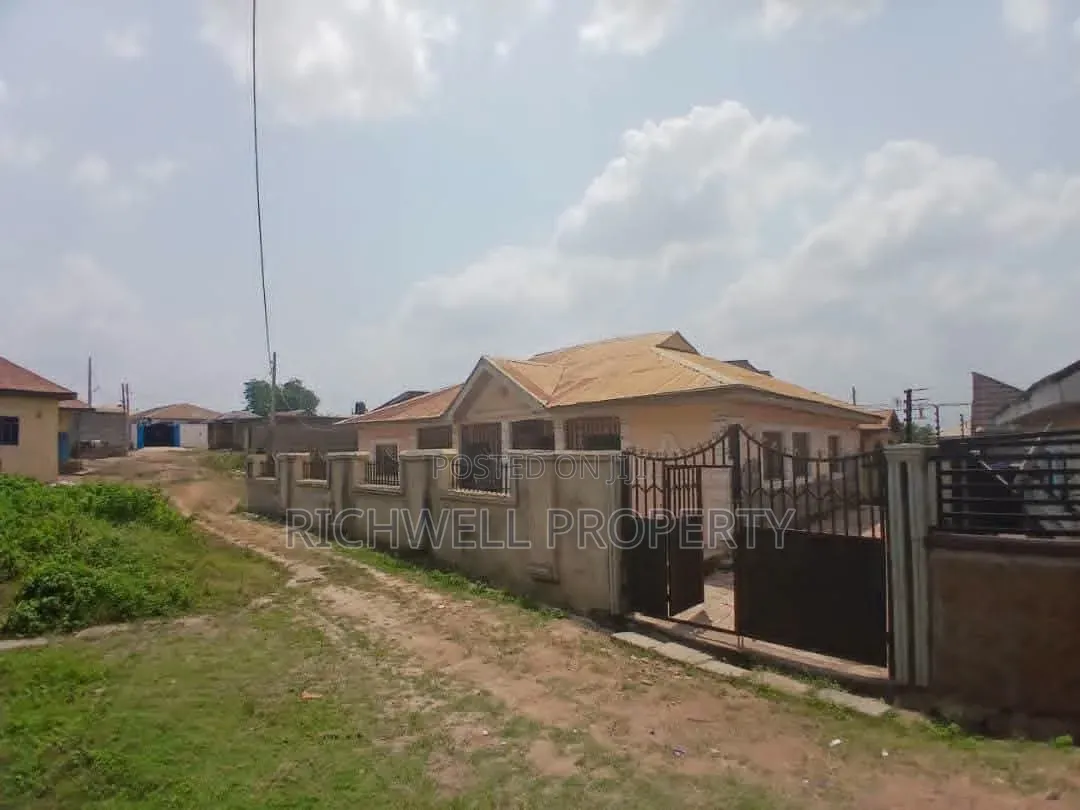 3bdrm Bungalow in Akoto Elebu Ibadan, Akala Express for sale