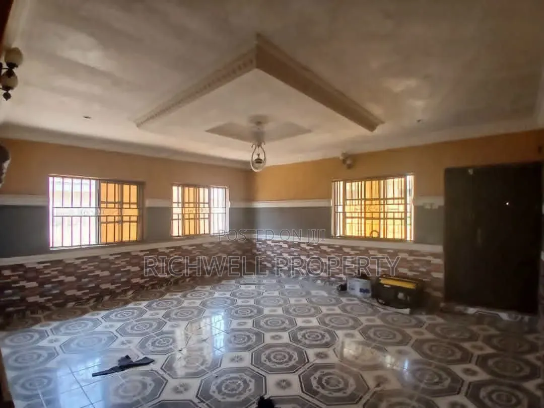 3bdrm Bungalow in Akoto Elebu Ibadan, Akala Express for sale