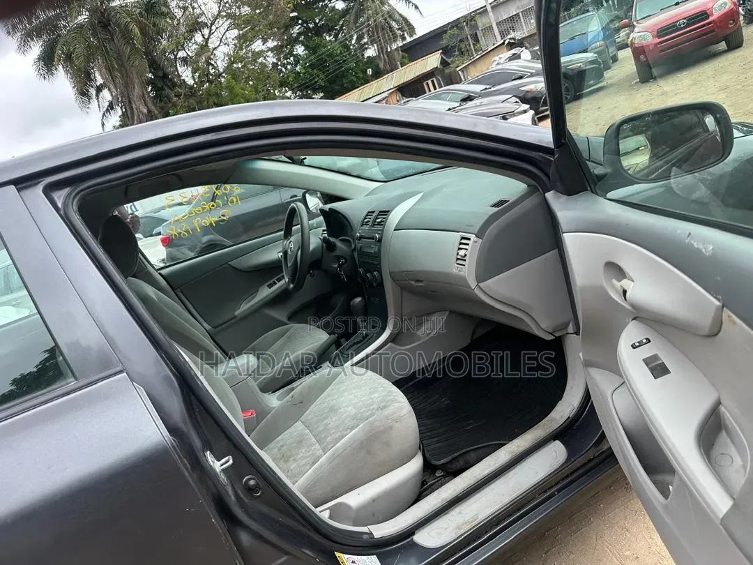Toyota Corolla LE 4dr Sedan (1.8L 4cyl 4A) 2010 Gray