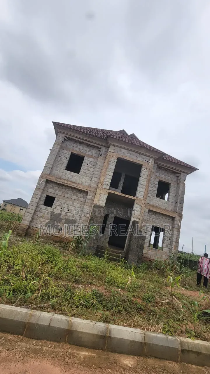 4bdrm Duplex in Kanma Estate, Lugbe District for sale