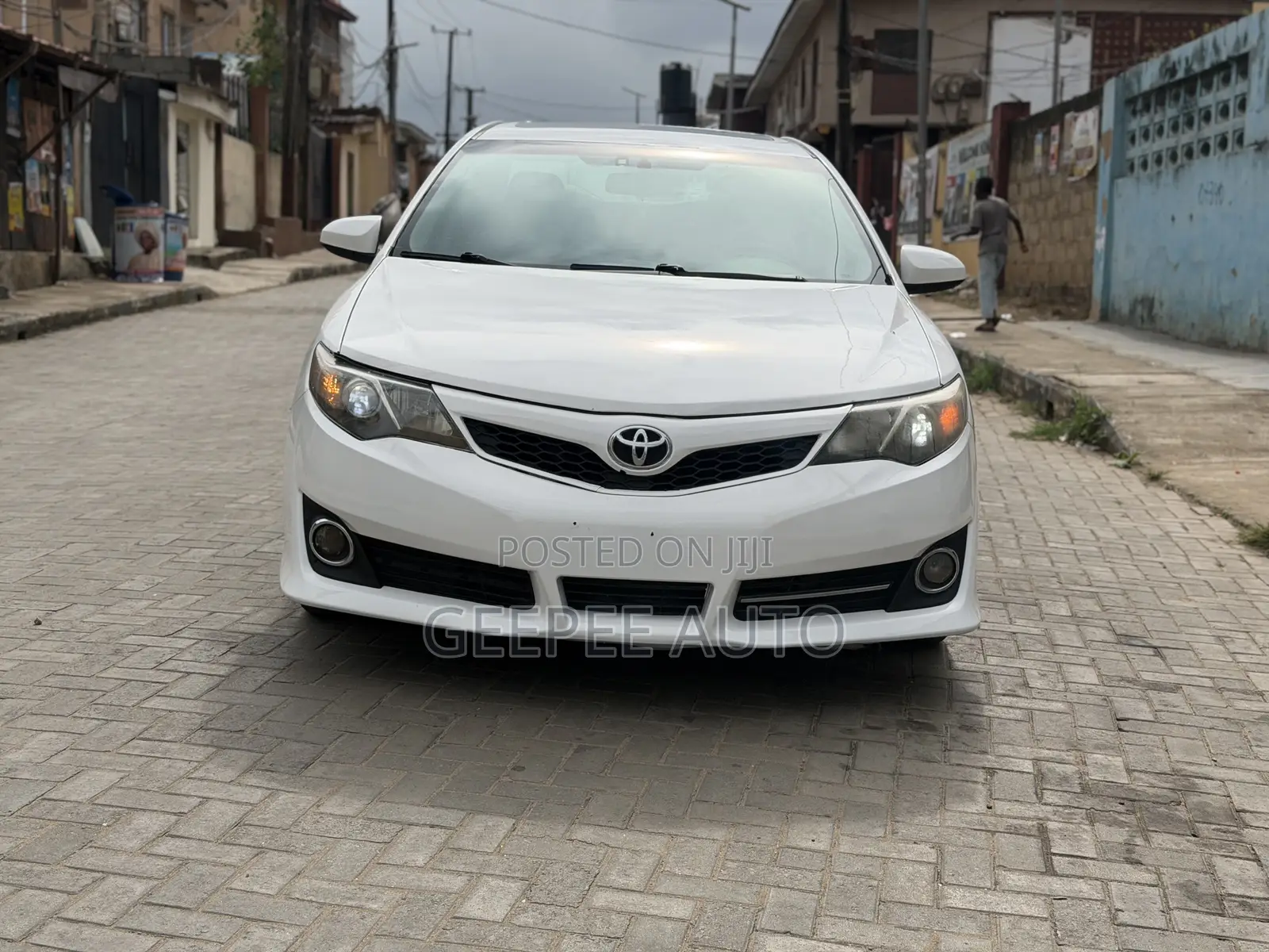 Toyota Camry SE V6 4dr Sedan (3.5L 6cyl 6A) 2013 White