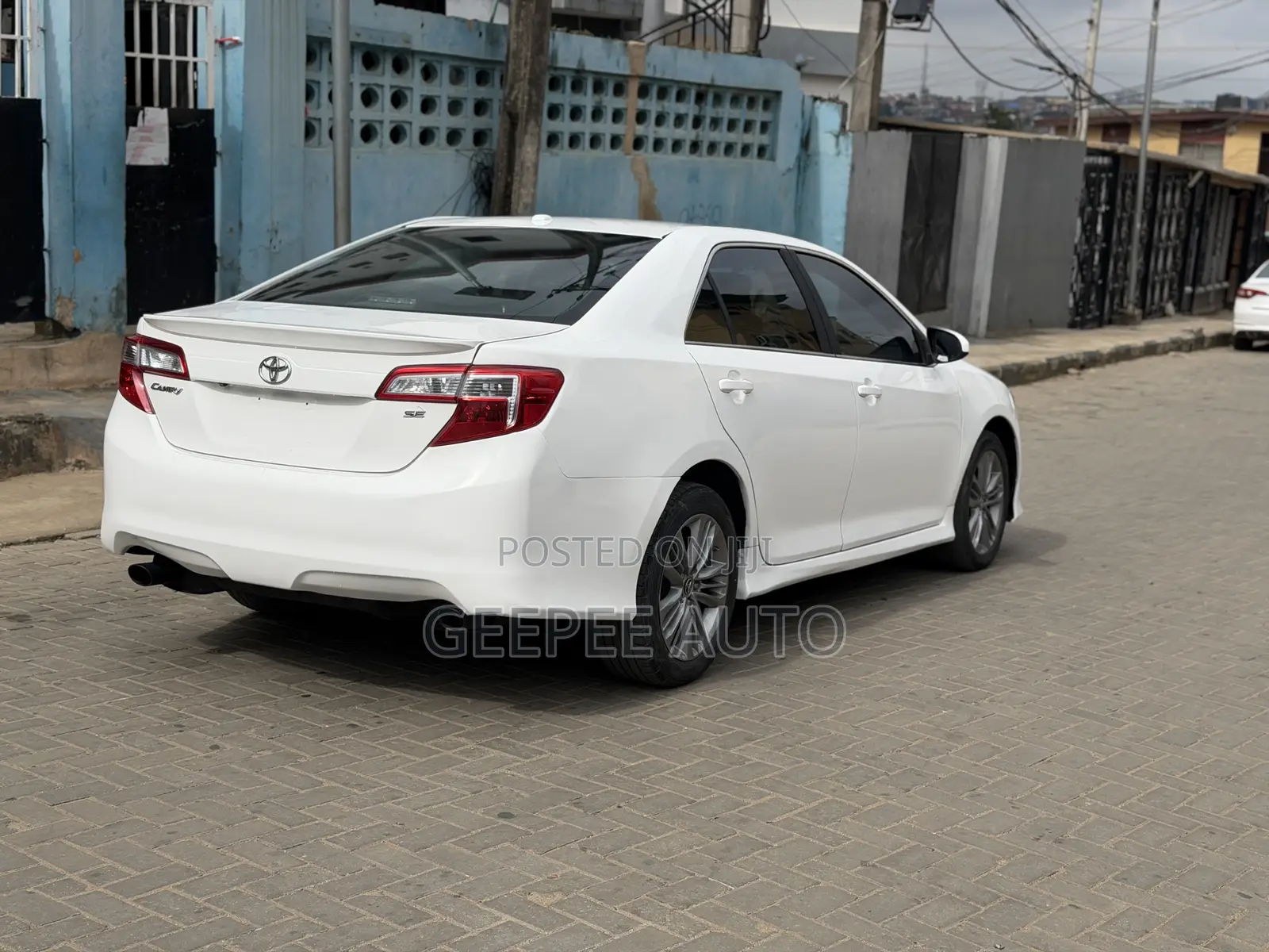 Toyota Camry SE V6 4dr Sedan (3.5L 6cyl 6A) 2013 White