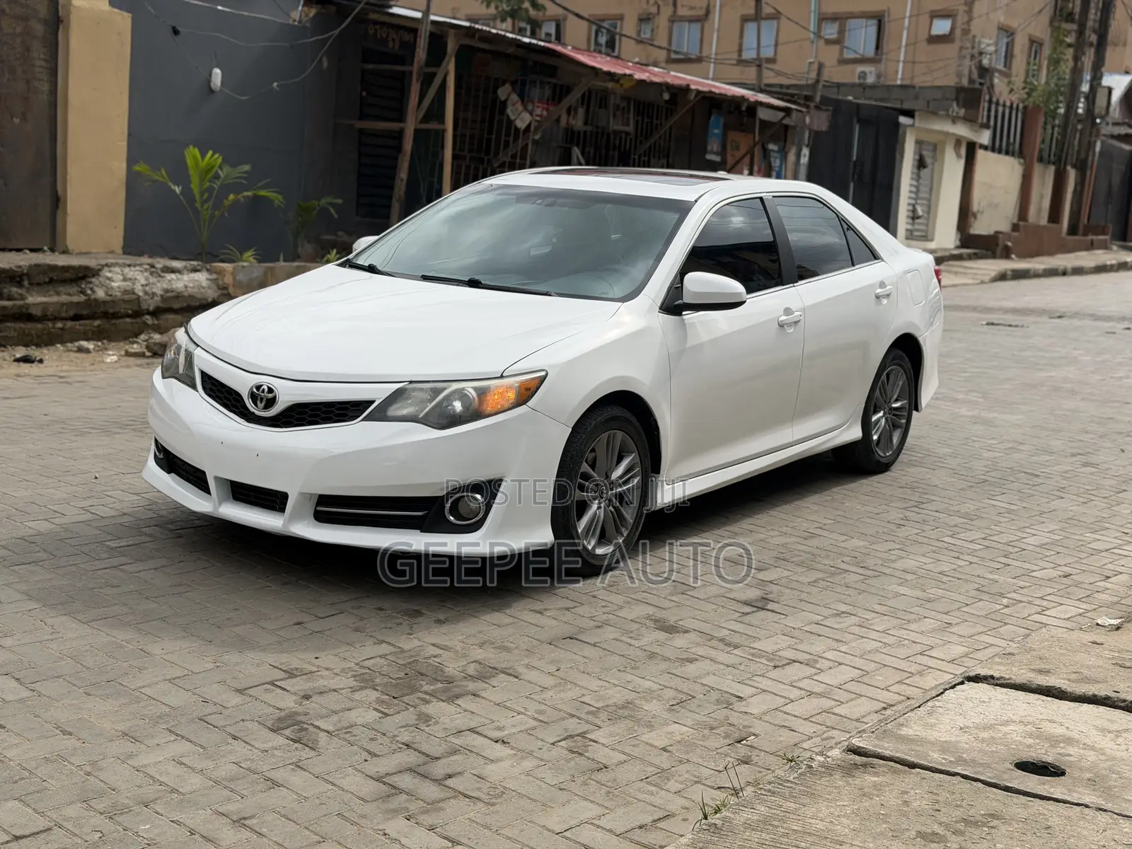 Toyota Camry SE V6 4dr Sedan (3.5L 6cyl 6A) 2013 White