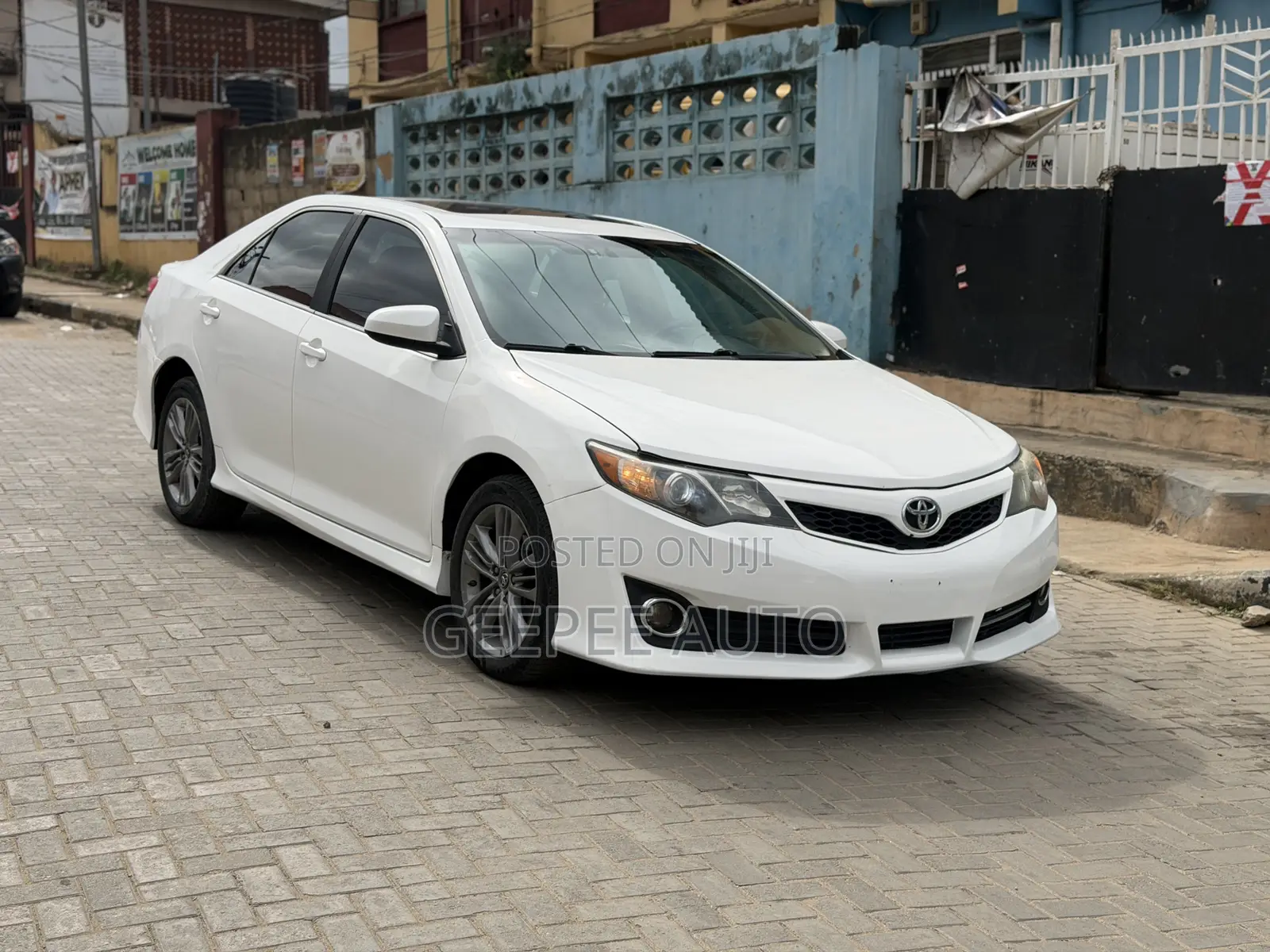 Toyota Camry SE V6 4dr Sedan (3.5L 6cyl 6A) 2013 White
