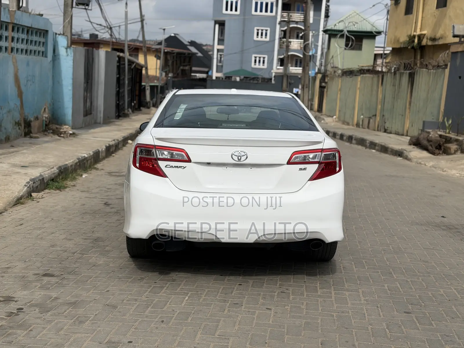 Toyota Camry SE V6 4dr Sedan (3.5L 6cyl 6A) 2013 White