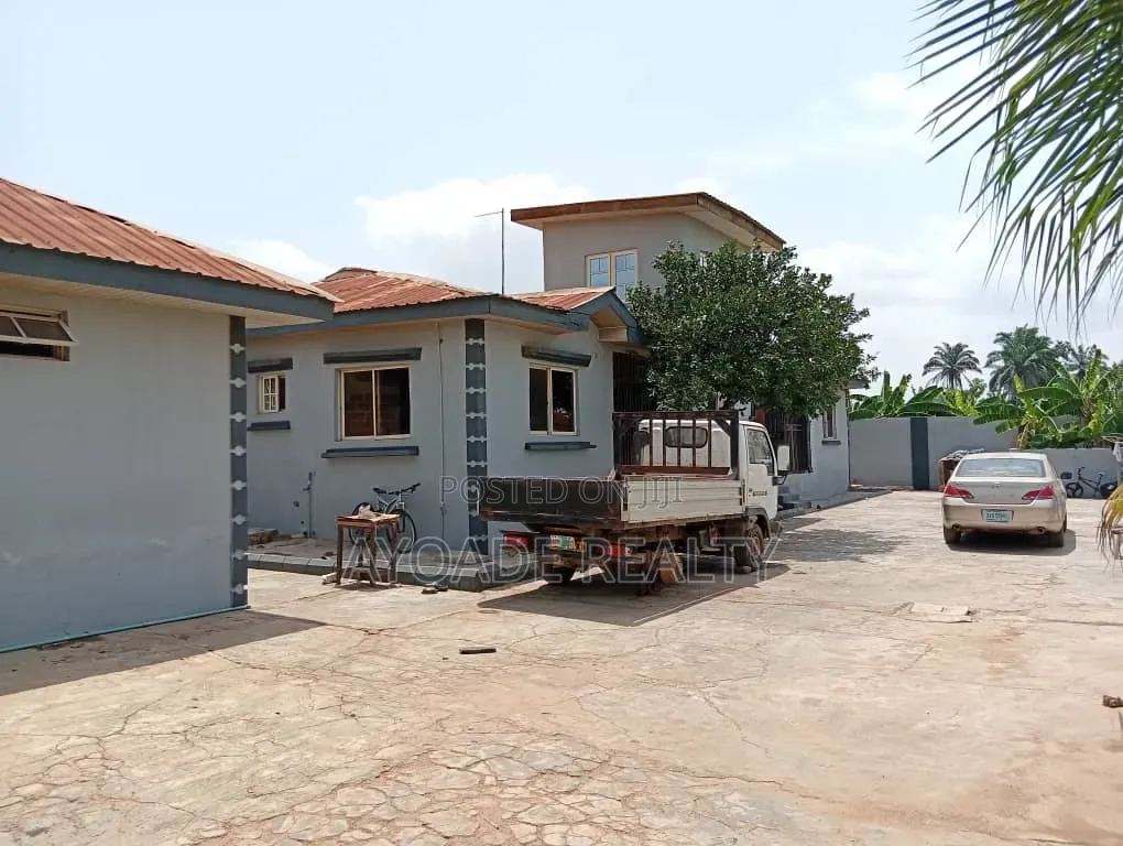 5bdrm Bungalow in Arapaja, Ibadan for sale