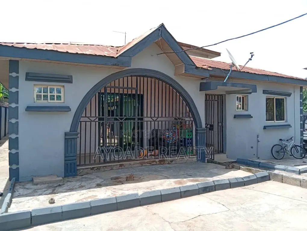 5bdrm Bungalow in Arapaja, Ibadan for sale