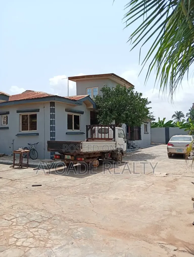 5bdrm Bungalow in Arapaja, Ibadan for sale