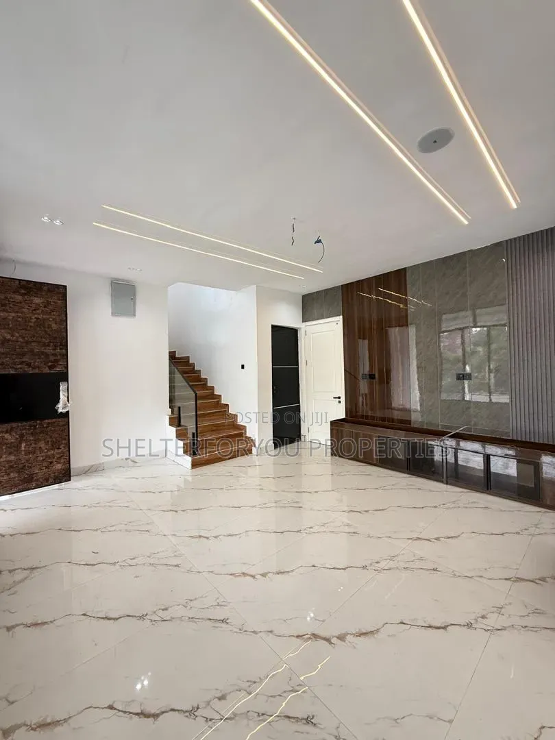 5bdrm Duplex in Chevron for sale