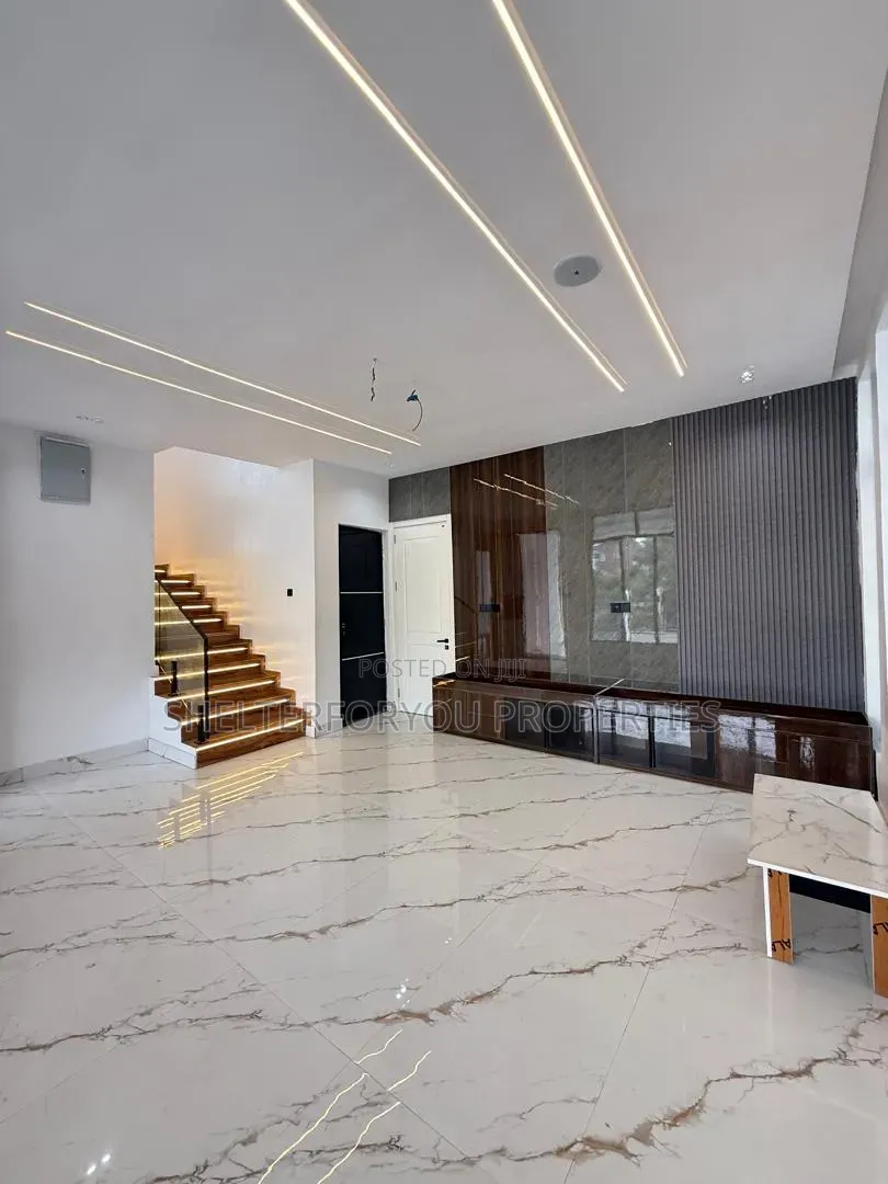 5bdrm Duplex in Chevron for sale