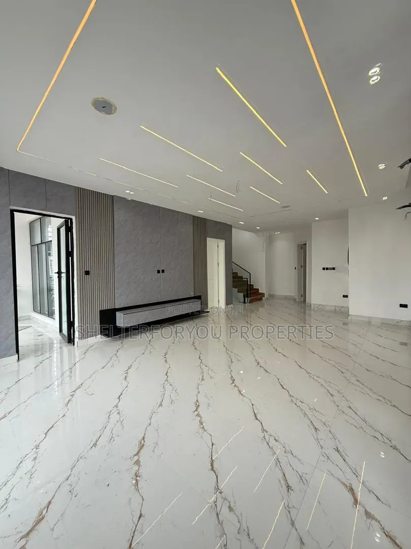 5bdrm Duplex in Chevron for sale