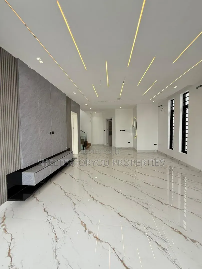 5bdrm Duplex in Chevron for sale