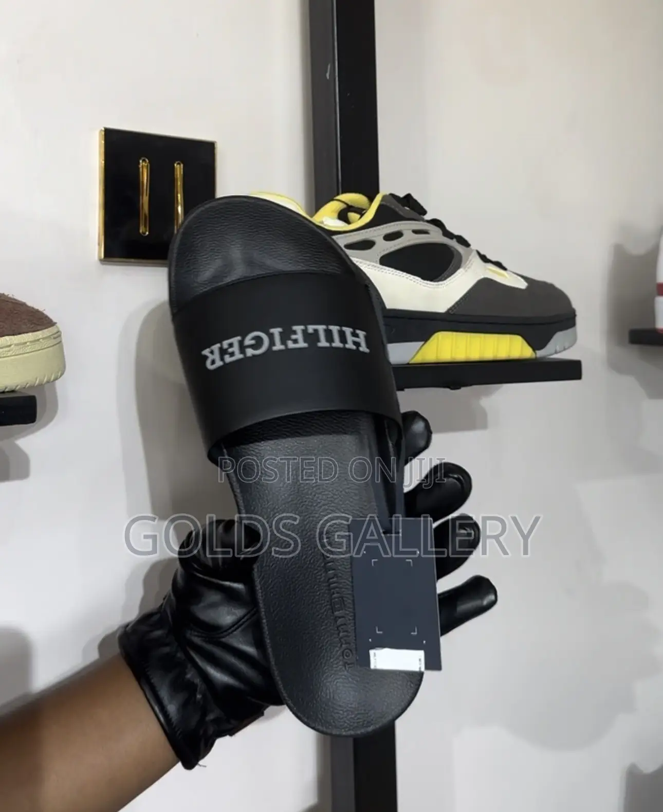Tommy Hilfiger Raised Logo Pool Sliders in Black (USA)