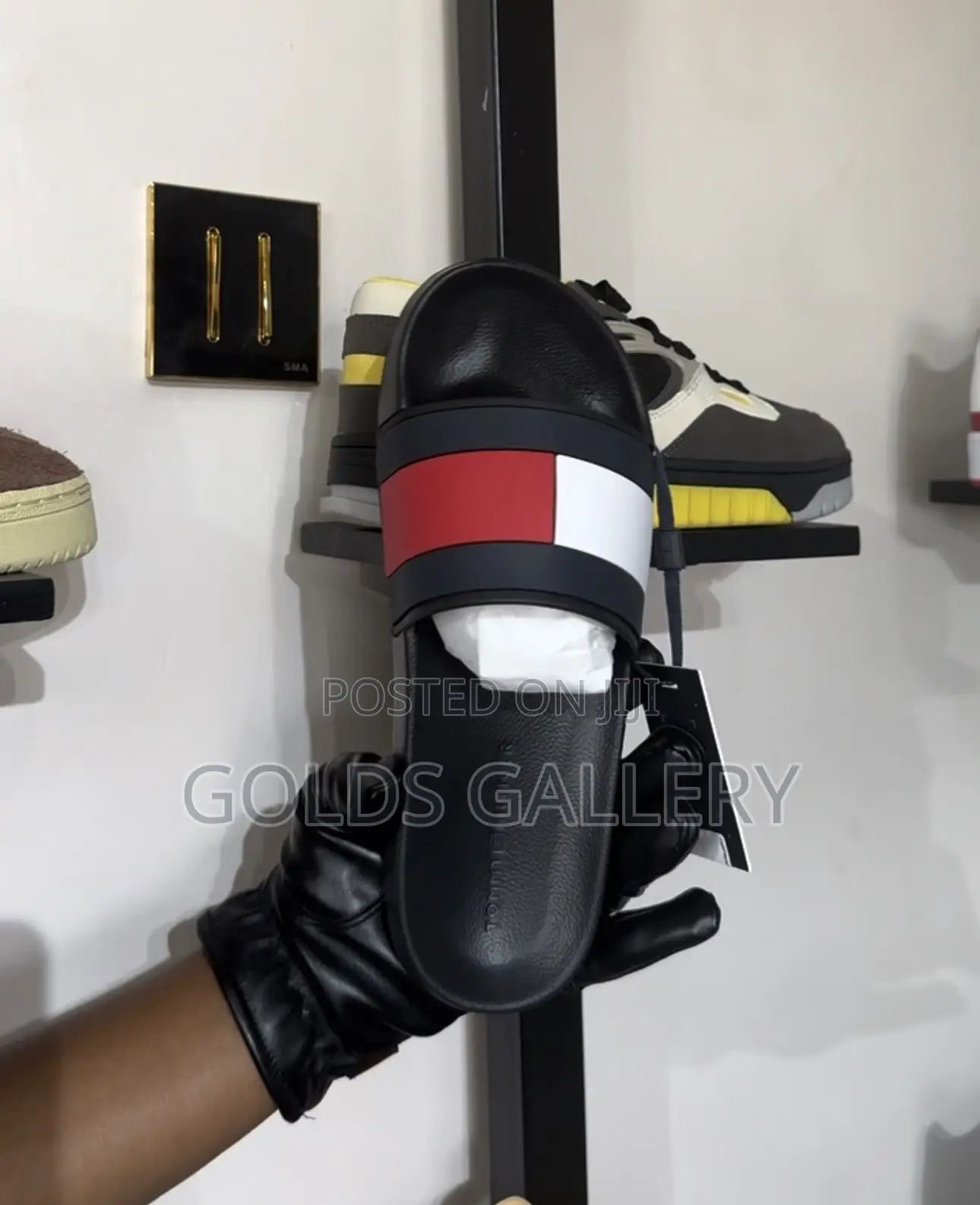 Tommy Hilfiger Rubber Flog Sliders in Black (USA)