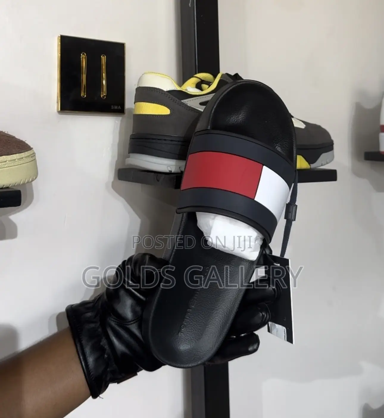 Tommy Hilfiger Rubber Flog Sliders in Black (USA)