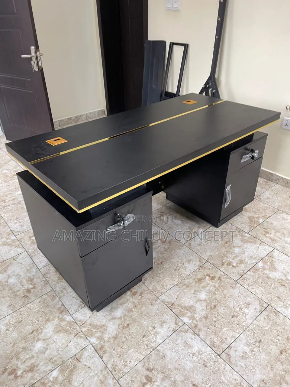 Modern Executive Office Table – Stylish Durable Desk