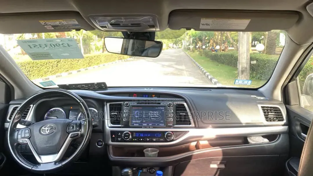Toyota Highlander XLE 4x4 V6 (3.5L 6cyl 8A) 2018 White