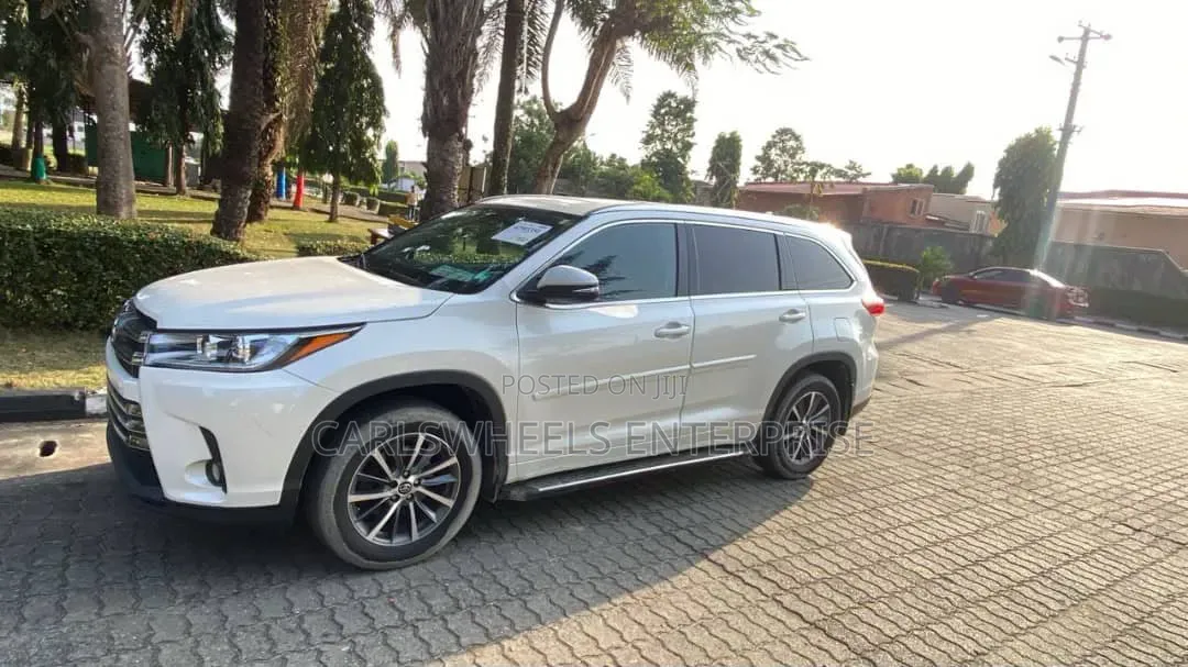 Toyota Highlander XLE 4x4 V6 (3.5L 6cyl 8A) 2018 White