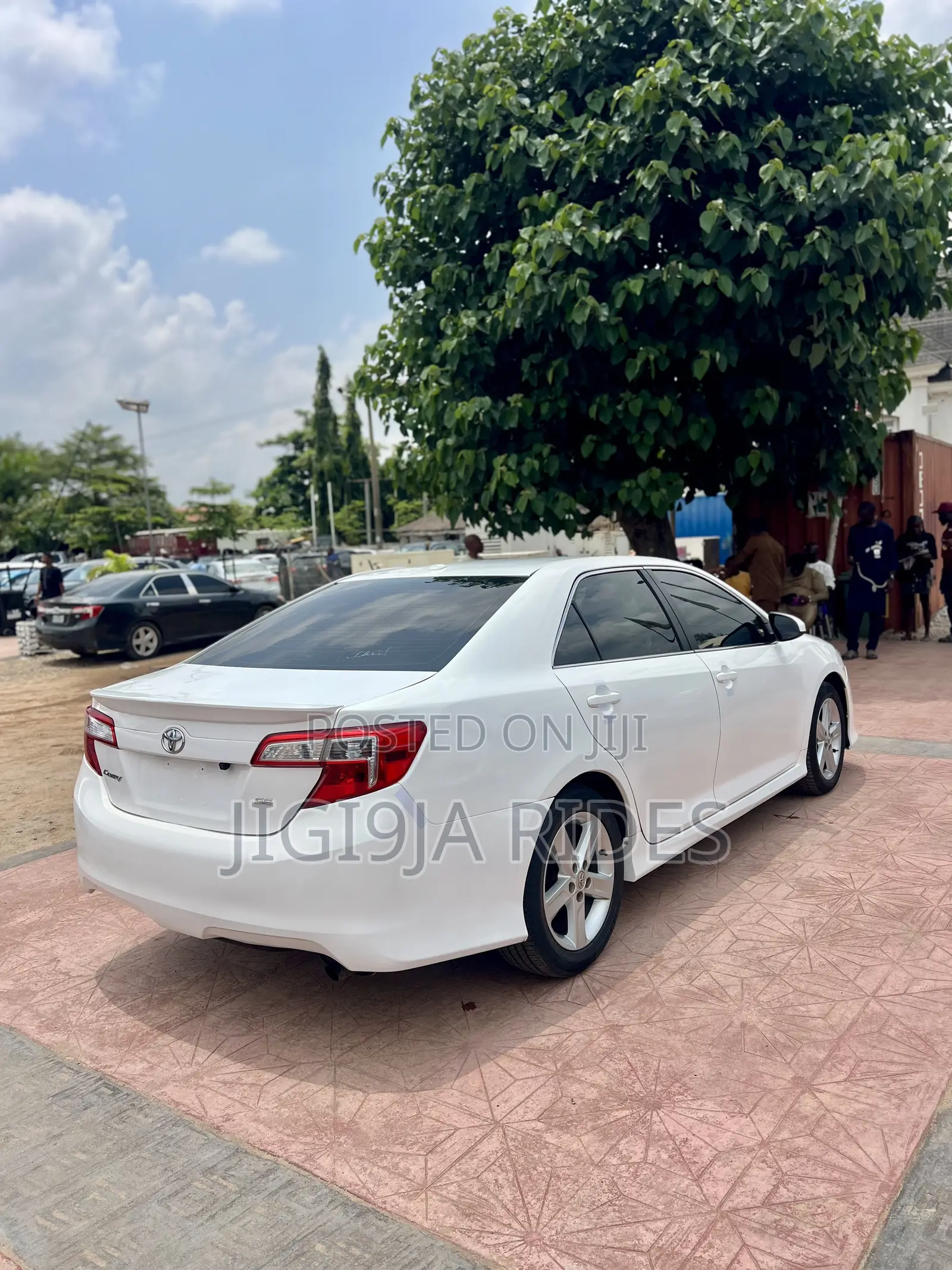 Toyota Camry SE 4dr Sedan (2.5L 4cyl 6A) 2013 White