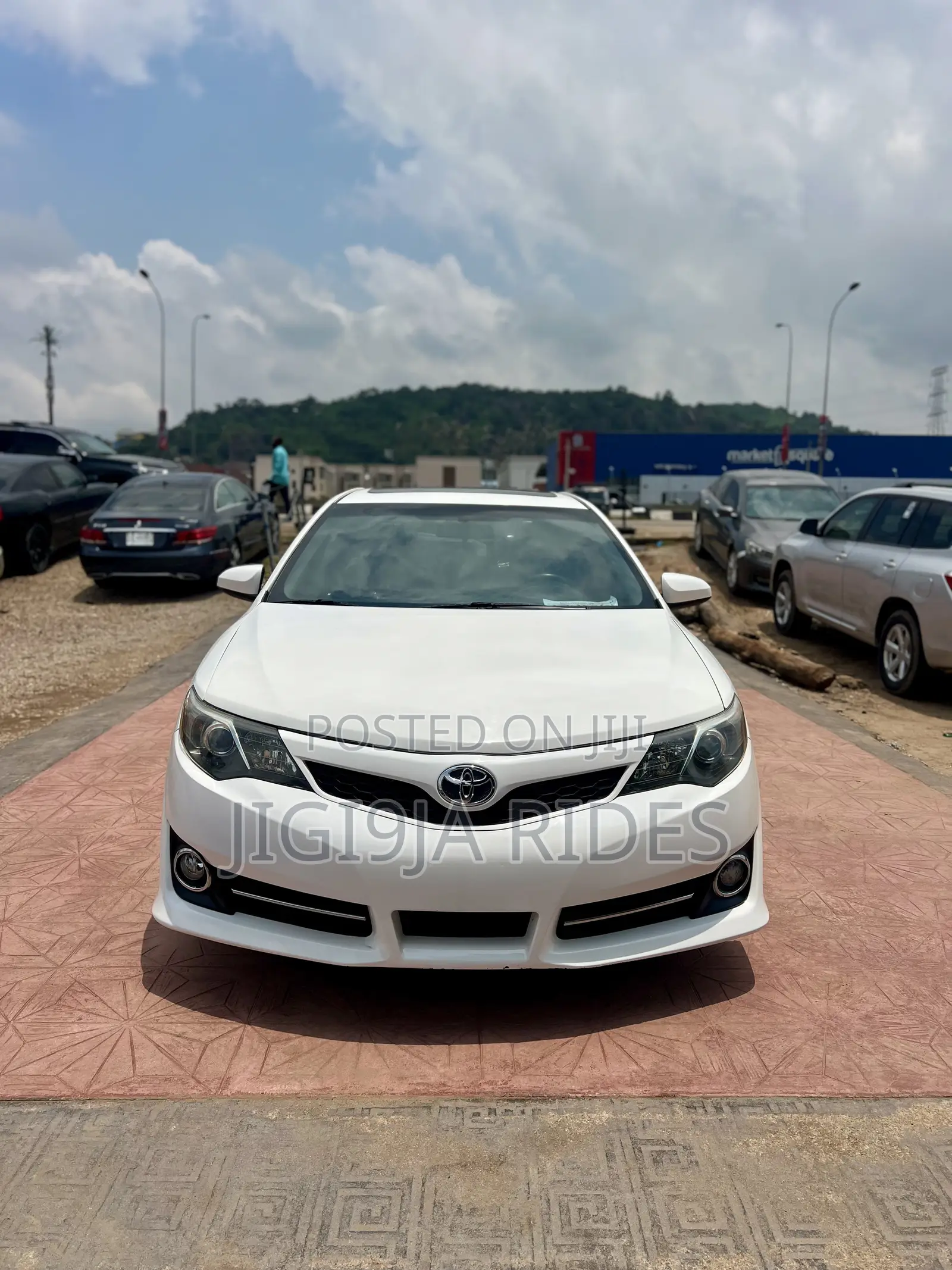 Toyota Camry SE 4dr Sedan (2.5L 4cyl 6A) 2013 White